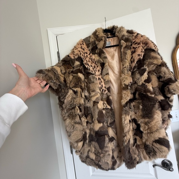 Luxurious Fur Cape in Brown Tones - Picture 3 of 14